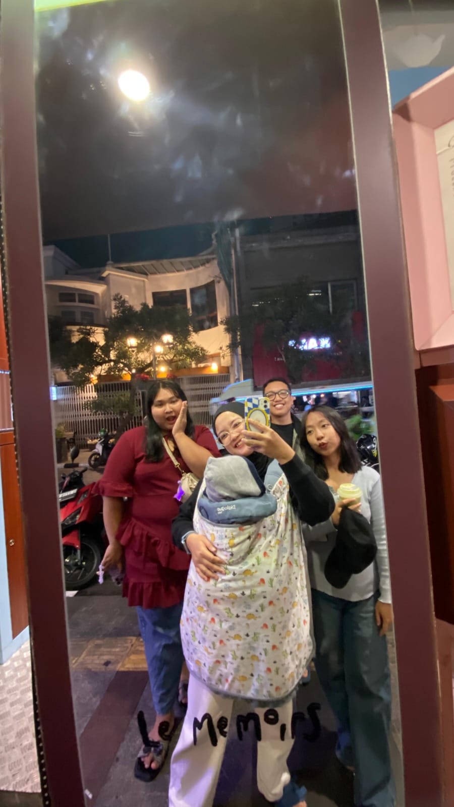 Mirror selfie saat berkunjung ke Braga